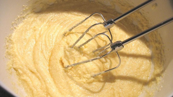Die weiche Butter wird mit Eiern, Salz, Zucker und Vanillezucker mit dem Handmixer hellcremig geschlagen.