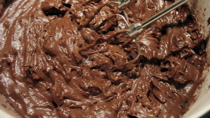 Mehl, Kakaopulver und Natron werden portionsweise abwechselnd mit der Milch zur Butter-Eier-Zucker-Masse gegeben und alles wird zu einem glatten Teig verr&uuml;hrt.