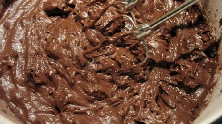 Mehl, Kakaopulver und Natron werden portionsweise abwechselnd mit der Milch zur Butter-Eier-Zucker-Masse gegeben und alles wird zu einem glatten Teig verr&uuml;hrt.