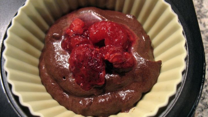 Die Muffinf&ouml;rmchen f&uuml;llt man etwa bis zur H&auml;lfte mit dem Teig, gibt auf jedes F&ouml;rmchen 2-3 Himbeeren und bedeckt diese mit dem restlichen Teig.