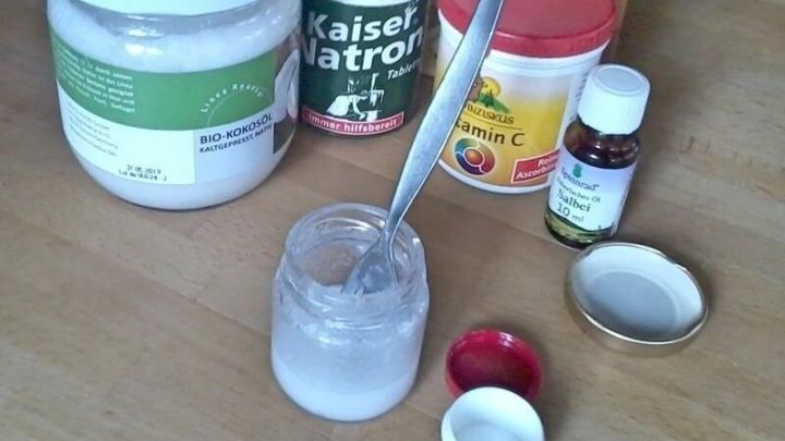 Eine Sch&uuml;ssel mit Natron, Kokos&ouml;l und weiteren Zutaten steht auf einem Tisch, bereit zum Mischen f&uuml;r Deo aus nat&uuml;rlichen &Ouml;len.