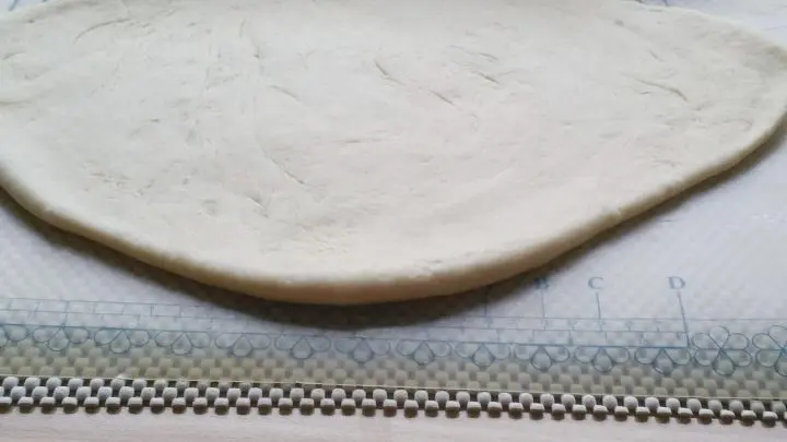 Nun den Teig auf 1 cm dicke ausrollen. Teig mit einem Backr&auml;dchen kleine St&uuml;cke ausschneiden.