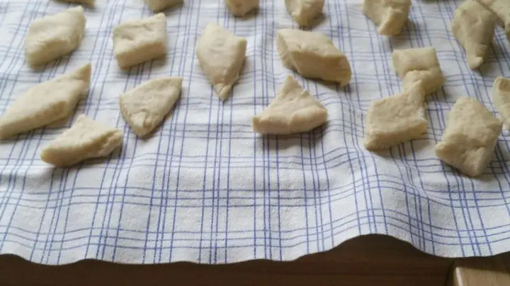 Teiglinge kurz ruhen lassen. In einer h&ouml;heren Pfanne ausbacken, von beiden Seiten, geht ganz schnell.