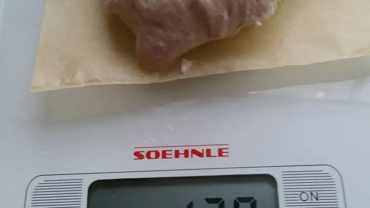 Teig auf eine nasse Backunterlage geben, denn er ist klebrig, mit nassen Utensilien gut zu verarbeiten. Mit einem nassen Teigschaber 9 Teiglinge abstechen ca. 120 g schwer.  