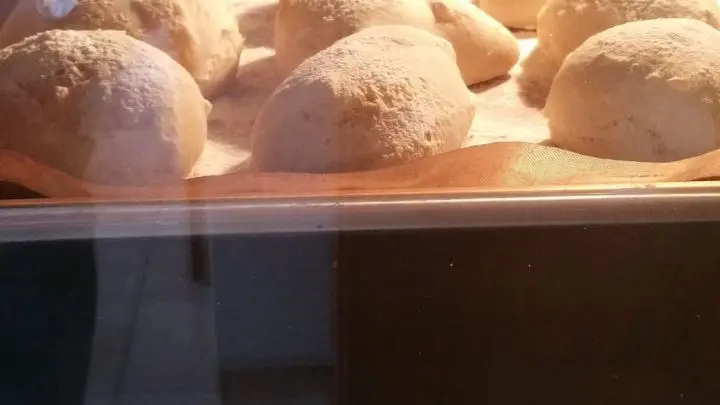 Ohne gehen gleich im kalten Backofen zweiter Einschub von unten mit 240 &deg;Ober und Unterhitze 30 Minuten backen.