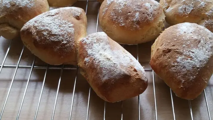 Auf dem Rost erkalten lassen. W&uuml;nsche euch viel Spa&szlig; beim Nachbacken und guten Appetit.