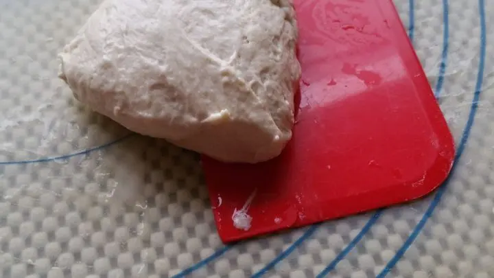 Mit dem nassen Teigschaber die Teiglinge auf ein Blech mit Backpapier und mit Mehl best&auml;ubt legen, auch die Teiglinge gut mit Mehl best&auml;uben.