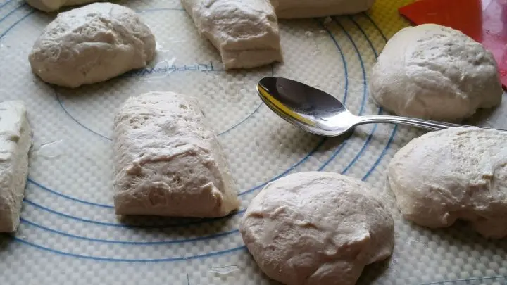 Mit einem nassen L&ouml;ffel die Teiglinge formen, oder so lassen, wie sie abgestochen wurden, also auch eckig. 