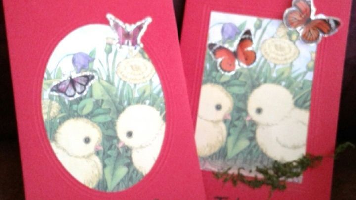 Zwei liebevoll gestaltete Osterkarten liegen auf einem Tisch, geschm&uuml;ckt mit bunten Schmetterlingen und dem Text &bdquo;Frohe Ostern&ldquo;.