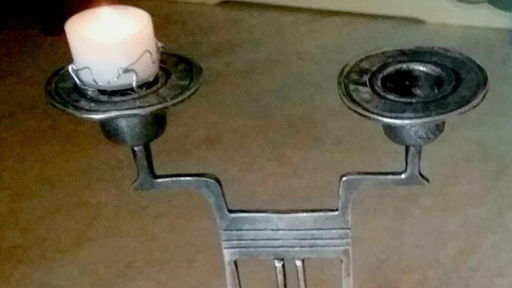 Ein eleganter Kerzenleuchter, der jetzt zwei Teelichter h&auml;lt, steht auf einer glatten Oberfl&auml;che, umgeben von sanftem Licht.