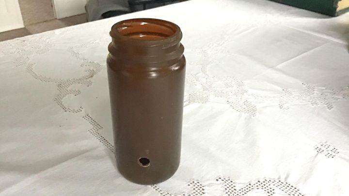 Ein brauner Eierkocher steht auf einem wei&szlig;en Tisch, bereit zum Kochen von Eiern in einer h&auml;uslichen Umgebung.