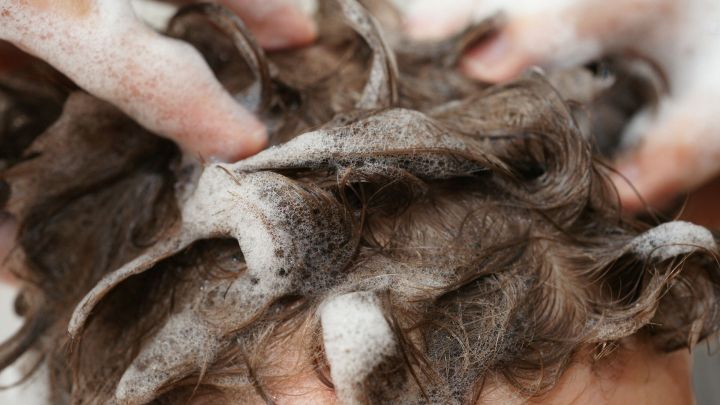 Haarsprayreste aus den Haaren entfernen | Frag Mutti