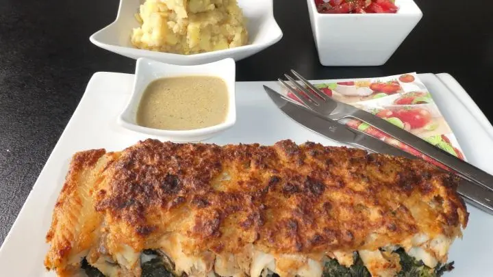Tomatensalat mit viel frischem Basilikum sowie Kartoffelstampf passen sehr gut zu diesem Auflauf. Die So&szlig;e entsteht beim &Uuml;berbacken und wird der Auflaufform entnommen.