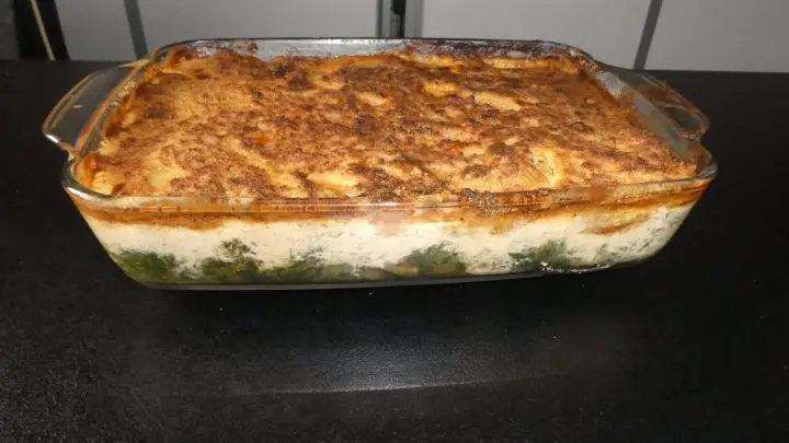 Ein Rezept f&uuml;r Fisch mit Leinsamen-Parmesankruste auf Blattspinat. Geeignet sind Filets von Alaska-Seelachs, Seelachs (K&ouml;hler) Kabeljau, Rotbarsch, Lachs, Tilapia, Pangasius... 