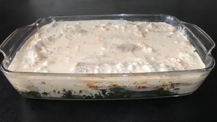 Cr&egrave;me fra&icirc;che, Frischk&auml;se, Senf, Sahne, Parmesan und Leinsamen zu einer cremigen Masse verr&uuml;hren. Masse &uuml;ber den Fisch gie&szlig;en und bei 200 Grad 25 Minuten &uuml;berbacken.