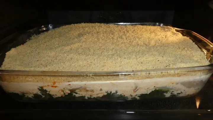 Cr&egrave;me fra&icirc;che, Frischk&auml;se, Senf, Sahne, Parmesan und Leinsamen zu einer cremigen Masse verr&uuml;hren. Masse &uuml;ber den Fisch gie&szlig;en und bei 200 Grad 25 Minuten &uuml;berbacken.