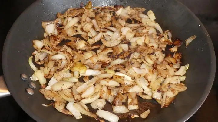 Knoblauch und Zwiebeln putzen, in St&uuml;cke/Scheiben/W&uuml;rfel schneiden und in etwas Bratfett anschwitzen.