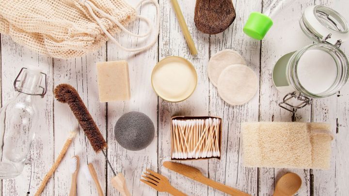 Eine Vielzahl von nachhaltigen Alltagsgegenst&auml;nden liegt auf einem Tisch, um das Plastikvermeiden im Alltag zu unterst&uuml;tzen.