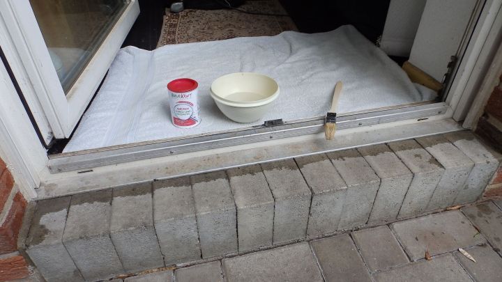 Eine Sch&uuml;ssel mit einer Ameisenbek&auml;mpfungsl&ouml;sung steht offen an einer T&uuml;rschwelle, um Ameisen gezielt zu bek&auml;mpfen.