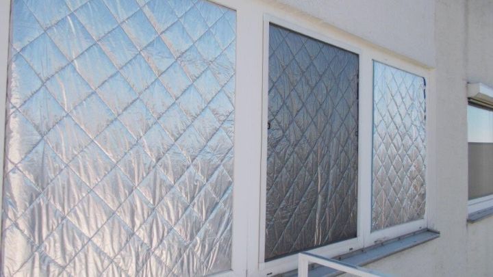 Geeignete Fenster mit reflektierenden Folien blockieren Sonnenlicht und sch&uuml;tzen den Innenraum vor &Uuml;berhitzung.
