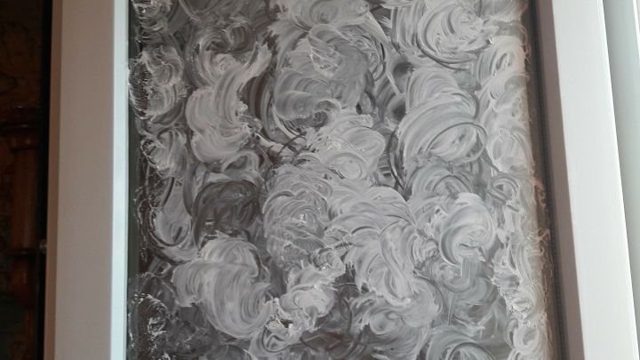 Ein Fenster mit einer wellenf&ouml;rmigen, grauen Folie ist zu sehen, die Lichtfilterung f&uuml;r Dachfl&auml;chenfenster erm&ouml;glicht.