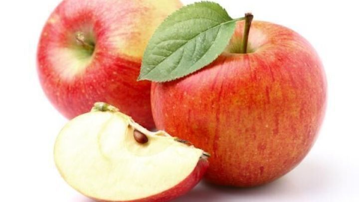 Rote &Auml;pfel liegen zusammen mit einem aufgeschnittenen St&uuml;ck daneben, das fruchtig frisch wirkt und zum Genuss einl&auml;dt.