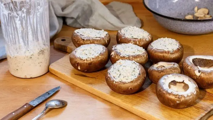 Diese Masse f&uuml;llst du in die Champignons und l&auml;sst das Ganze f&uuml;r ca. 10 Minuten im vorgeheizten Backofen bei 180 Grad bruzzeln.