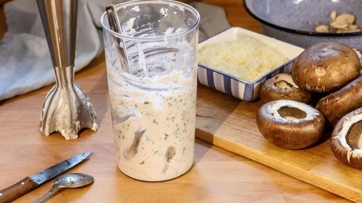 Der Frischk&auml;se, der Schinken und die Champignonstiele kommen zusammen in den Mixer.