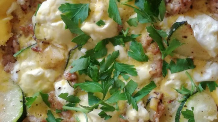 Die Frittata aus H&uuml;hnerhackfleisch, Schafk&auml;se und Zucchini ist goldbraun gebacken und mit frischem Gr&uuml;n garniert.