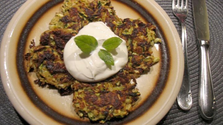 Knusprige Zucchini-Rösti mit Reibekäse - Rezept | Frag Mutti