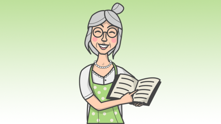 Eine l&auml;chelnde, &auml;ltere Frau in einer gr&uuml;nen Sch&uuml;rze h&auml;lt ein offenes Buch und strahlt Freude aus.