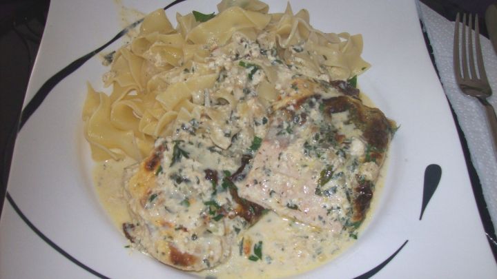 Gratinierter Lachs mit Nudeln in Muskatbutter - Rezept | Frag Mutti