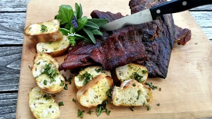 Lust auf Grillen? Dann solltest du unbedingt diese superleckeren und saftigen Spareribs mit der 3-2-1 Methode ausprobieren.