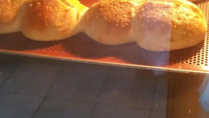 Nach 10 Minuten Backzeit die Fettpfanne wieder rausnehmen und weiter backen, ca. 12 Minuten, bis goldbraune Farbe erreicht ist. 