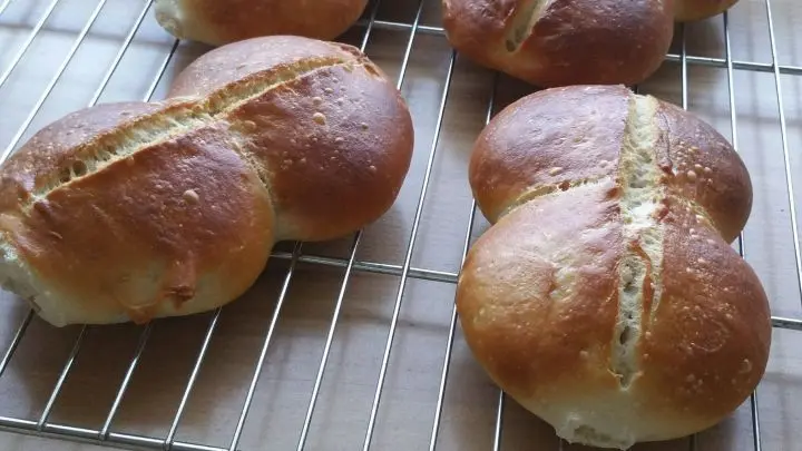 Die gebackenen Doppelweck auf dem Rost erkalten lassen und mit wenig Wasser bespr&uuml;hen, ergibt sch&ouml;nen Glanz. 