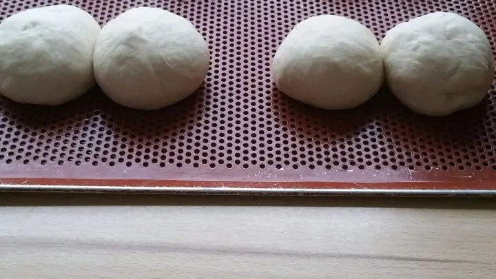 Immer zwei Teiglinge ganz eng zusammen auf ein Blech mit Backpapier oder Backfolie ausgelegt legen. 