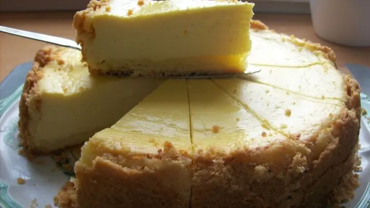 Erst wenn der Kuchen ziemlich gut abgek&uuml;hlt ist, holt man ihn aus dem Ofen und aus der Form. Ihr werdet sehen, der K&auml;sekuchen ist noch genau so hoch, wie ihr ihn in den Ofen geschoben habt und er f&auml;llt auch nicht mehr zusammen.