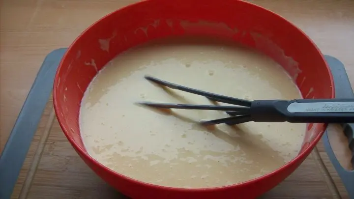 K&auml;semasse herstellen: Dazu verschlage die Eier mit dem Zucker, r&uuml;hre den Quark unter und gebe die Zitronenschale, das Vanillepuddingpulver, &Ouml;l und die Milch dazu und verr&uuml;hre alles zu einer glatten Masse.