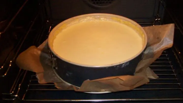 Die K&auml;semassse wird nun in die Form gegossen - vorsichtig, weil d&uuml;nnfl&uuml;ssig - und der Kuchen kann in den Backofen. Insgesamt sollte er sodann ca. 70 bis 75 Minuten backen. 