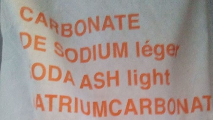 Ein Sack mit Waschsoda steht aufrecht, beschriftet mit wichtigen Informationen zur Verwendung und Herkunft.