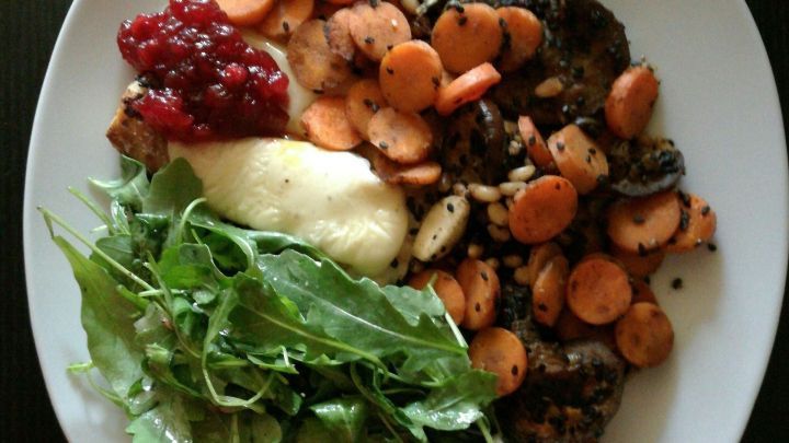 Ein Teller zeigt &uuml;berbackenen Zander mit ged&uuml;nstetem Gem&uuml;se, dazu frischer Salat und eine rote Sauce.