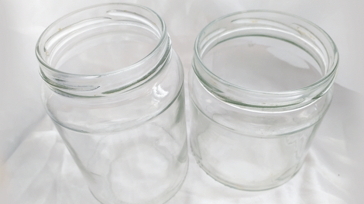 Zwei transparente Schraubgl&auml;schen stehen auf einem wei&szlig;en Hintergrund, bereit zum umweltfreundlichen Ersetzen von Plastikverpackungen.