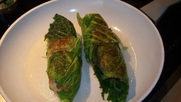 Sind die Rollen gut angebraten, nehme ich sie aus der Pfanne und l&ouml;sche den Bratsatz mit einem Schuss Wasser ab und koche alles unter Zugabe von Bratenpaste auf.