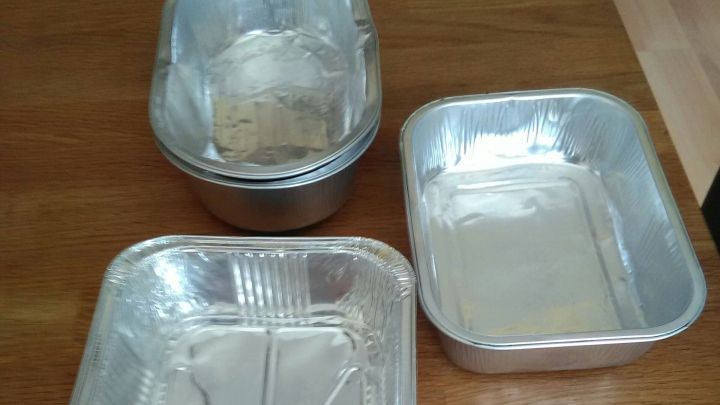 Alu-Sch&auml;lchen stehen auf einem Tisch und sind bereit zum Recyceln, um Abfall zu vermeiden und Ressourcen zu schonen.