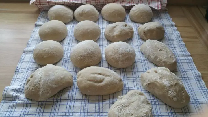Teiglinge auf 2 Bleche mit Backpapier oder Backfolie legen (abgedeckt mit einem Geschirrtuch). So lange ruhen lassen, bis sie sch&ouml;n aufgegangen sind. Manche habe ich eingeschnitten, die anderen - nicht. So wie man es m&ouml;chte!