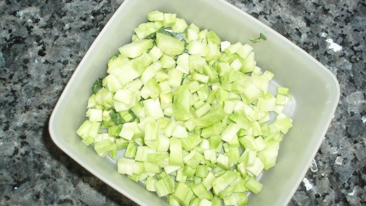 In einer Sch&uuml;ssel liegt fein gew&uuml;rfelter Sellerie, bereit zum Mitessen, um Abfall zu vermeiden und nachhaltig zu leben.