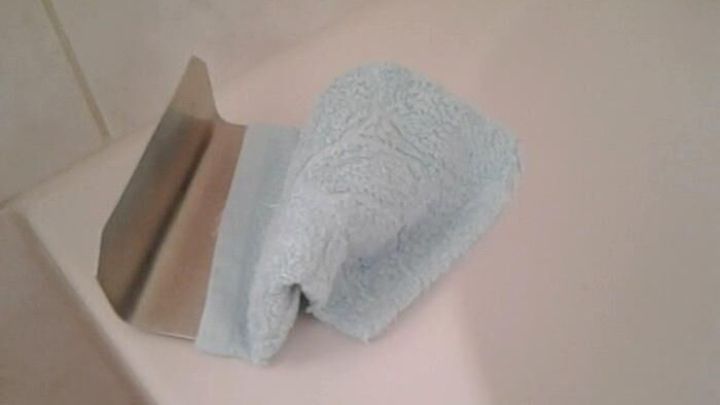 Eine Unterst&uuml;tzungsanwendung f&uuml;r das Wannenbad liegt auf der Badewannenrand. Sie dient dem sicheren Einstieg und Aufstehen.