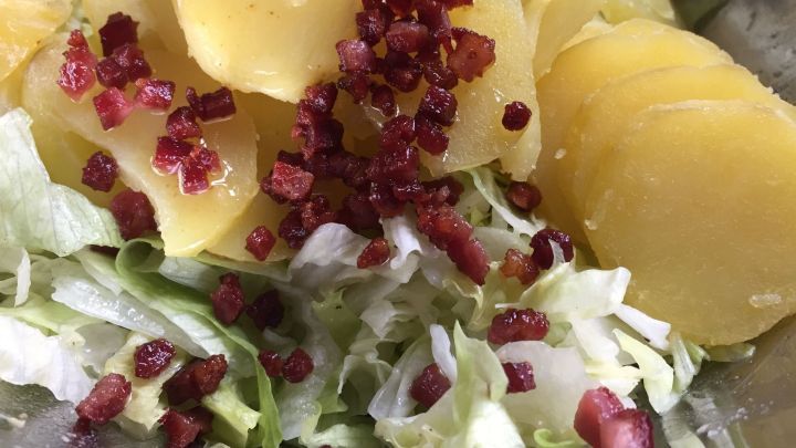 Eisbergsalat mit Kartoffeln und gebratenem Speck - Rezept | Frag Mutti