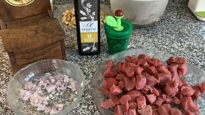 Das Fleisch abtupfen, das Fett so gut es geht entfernen und dann in ragoutgerechte St&uuml;cke schneiden.