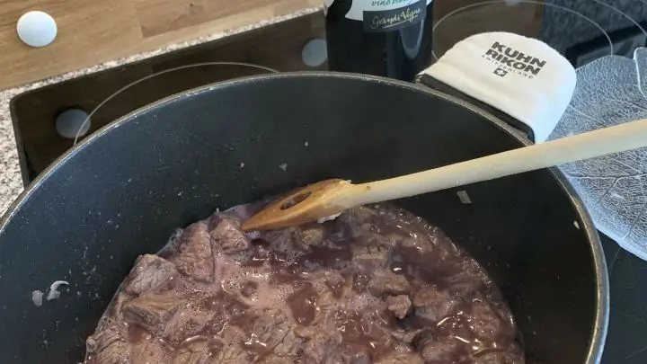 Salzen und mit einem guten EL Mehl best&auml;uben, kurz umr&uuml;hren und anr&ouml;sten und dann mit Rotwein und etwas Wasser abl&ouml;schen.